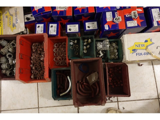 Volledige inhoud rek elektrisch toebehoren - afbeelding 13 van  16