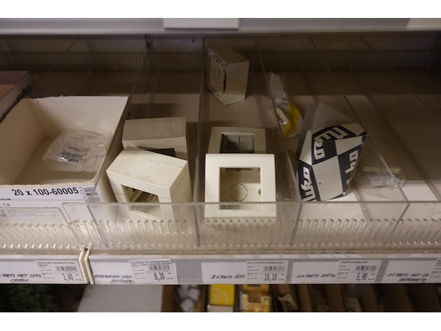 Volledige inhoud rek elektrisch toebehoren - afbeelding 3 van  21