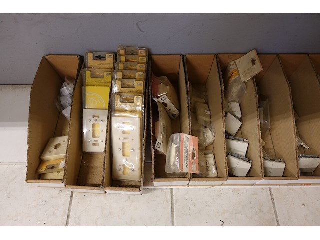 Volledige inhoud rek elektrisch toebehoren - afbeelding 4 van  21