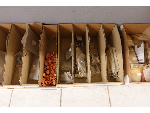 Volledige inhoud rek elektrisch toebehoren - afbeelding 7 van  21