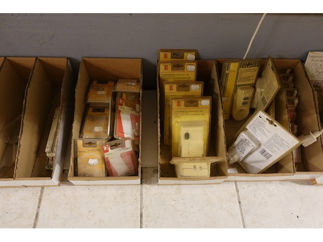 Volledige inhoud rek elektrisch toebehoren - afbeelding 8 van  21