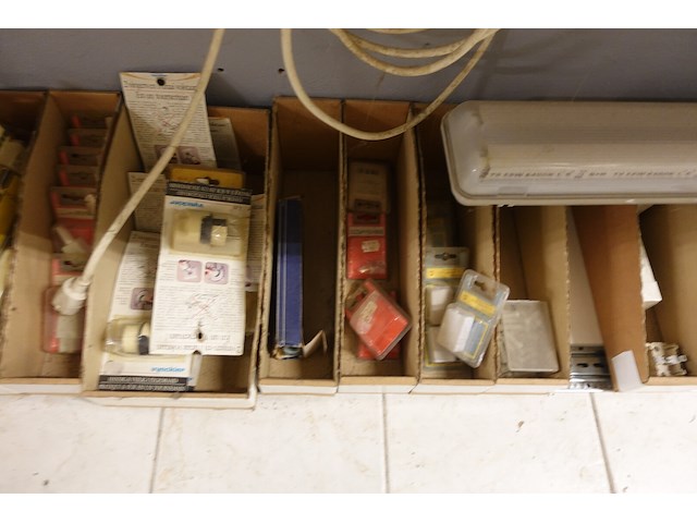 Volledige inhoud rek elektrisch toebehoren - afbeelding 9 van  21