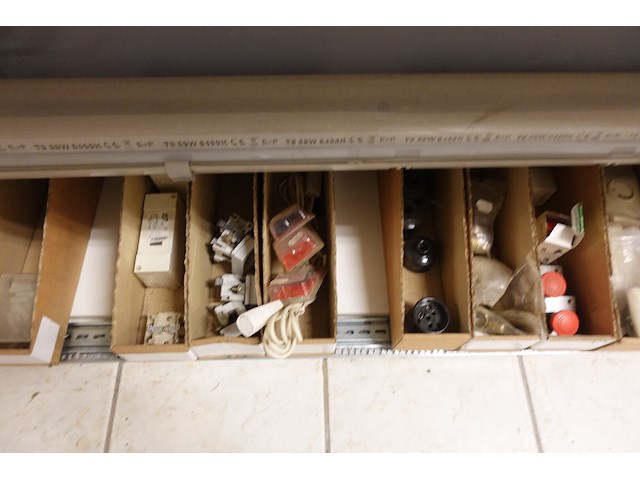 Volledige inhoud rek elektrisch toebehoren - afbeelding 10 van  21