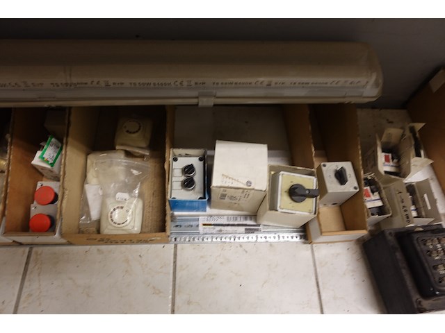 Volledige inhoud rek elektrisch toebehoren - afbeelding 11 van  21