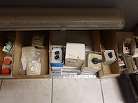 Volledige inhoud rek elektrisch toebehoren - afbeelding 11 van  21