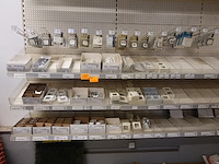 Volledige inhoud rek elektrisch toebehoren - afbeelding 1 van  21