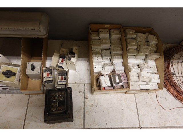 Volledige inhoud rek elektrisch toebehoren - afbeelding 13 van  21