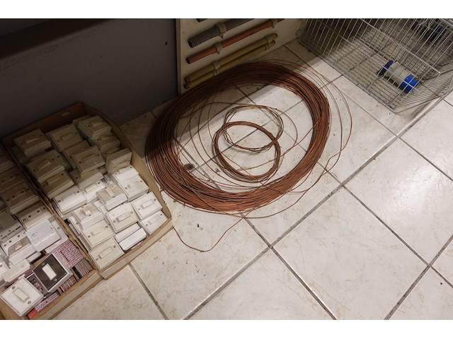 Volledige inhoud rek elektrisch toebehoren - afbeelding 14 van  21