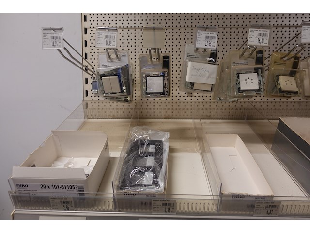 Volledige inhoud rek elektrisch toebehoren - afbeelding 12 van  21