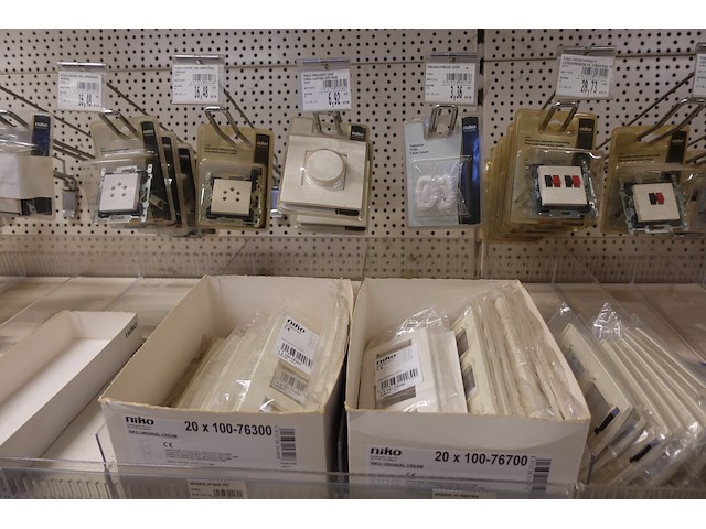 Volledige inhoud rek elektrisch toebehoren - afbeelding 15 van  21