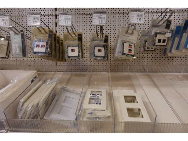 Volledige inhoud rek elektrisch toebehoren - afbeelding 16 van  21