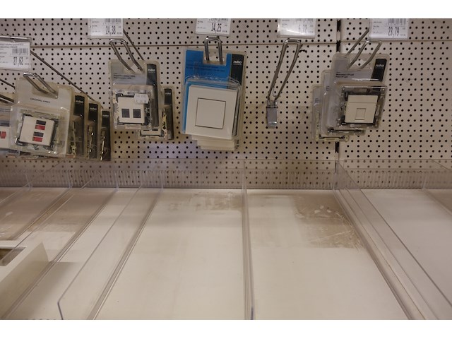 Volledige inhoud rek elektrisch toebehoren - afbeelding 17 van  21