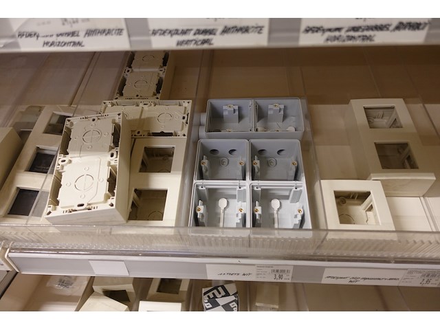 Volledige inhoud rek elektrisch toebehoren - afbeelding 18 van  21