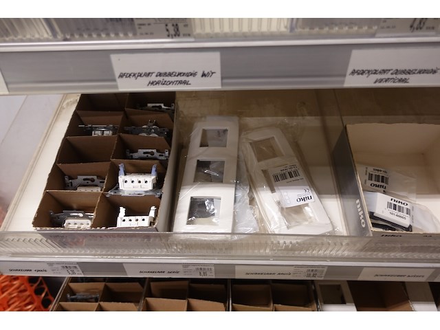 Volledige inhoud rek elektrisch toebehoren - afbeelding 20 van  21