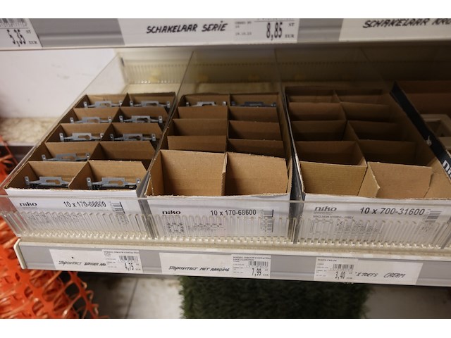 Volledige inhoud rek elektrisch toebehoren - afbeelding 21 van  21