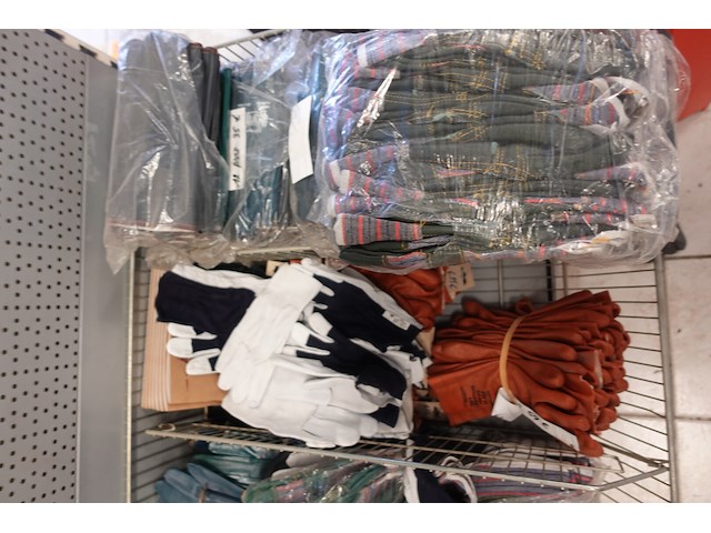 Volledige inhoud rek handschoenen - afbeelding 3 van  4