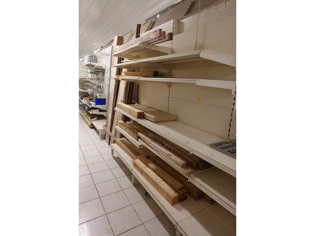 Volledige inhoud rek houten kadermenten - afbeelding 1 van  10