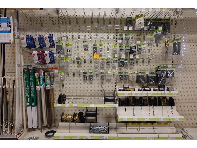 Volledige inhoud rek ijzerwaren - afbeelding 1 van  8