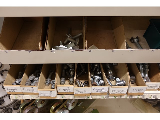 Volledige inhoud rek ijzerwaren - afbeelding 7 van  18