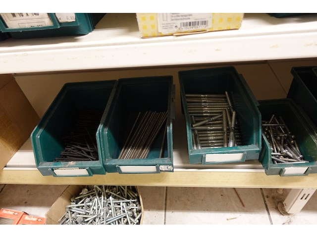 Volledige inhoud rek ijzerwaren - afbeelding 16 van  18