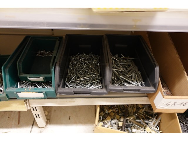 Volledige inhoud rek ijzerwaren - afbeelding 17 van  18