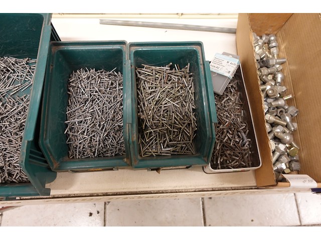 Volledige inhoud rek ijzerwaren - afbeelding 6 van  42