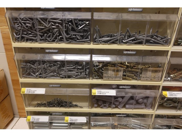 Volledige inhoud rek ijzerwaren - afbeelding 14 van  42