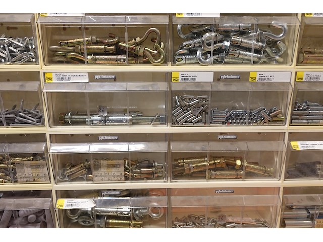 Volledige inhoud rek ijzerwaren - afbeelding 15 van  42