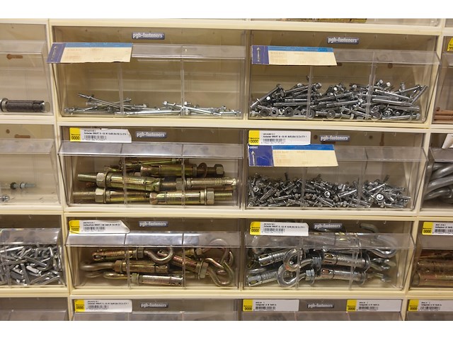 Volledige inhoud rek ijzerwaren - afbeelding 16 van  42