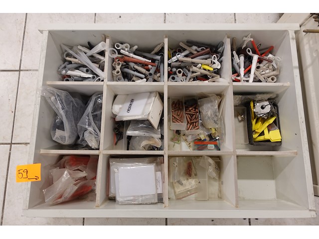 Volledige inhoud rek ijzerwaren - afbeelding 23 van  42