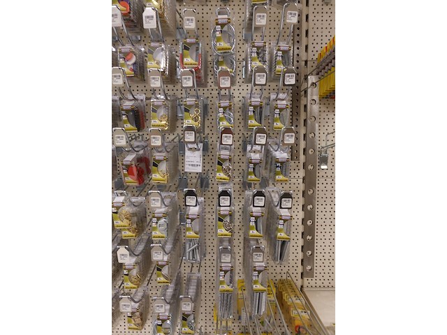 Volledige inhoud rek ijzerwaren - afbeelding 39 van  42