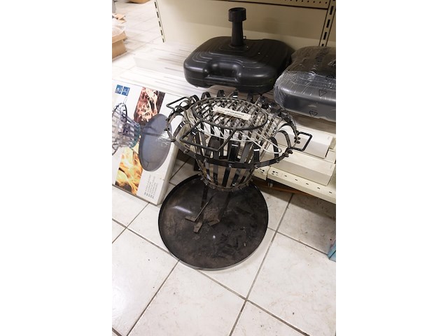 Volledige inhoud rek kampeergerief - afbeelding 3 van  12