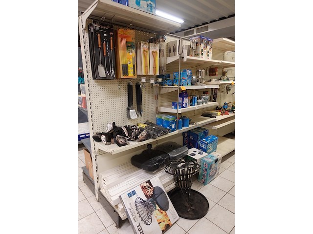 Volledige inhoud rek kampeergerief - afbeelding 1 van  12