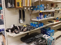 Volledige inhoud rek kampeergerief - afbeelding 1 van  12