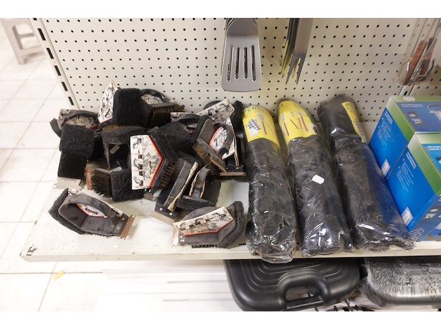 Volledige inhoud rek kampeergerief - afbeelding 6 van  12