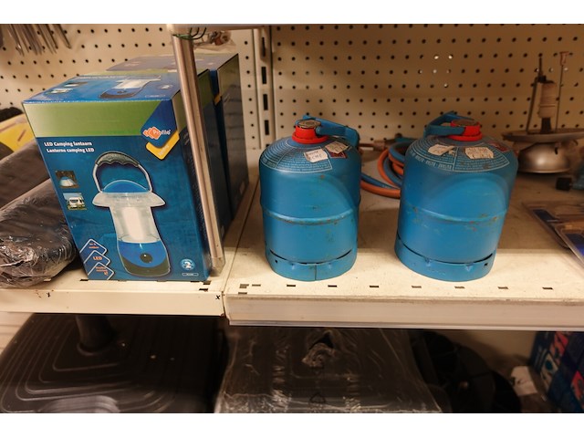 Volledige inhoud rek kampeergerief - afbeelding 9 van  12