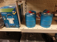 Volledige inhoud rek kampeergerief - afbeelding 9 van  12