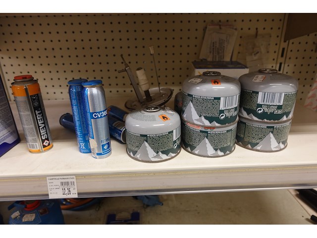 Volledige inhoud rek kampeergerief - afbeelding 10 van  12