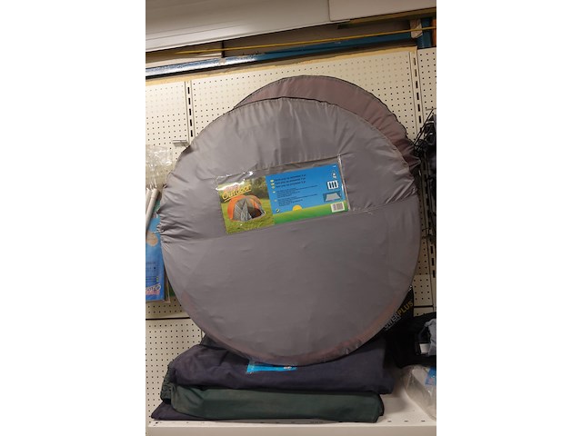 Volledige inhoud rek kampeergerief - afbeelding 2 van  11