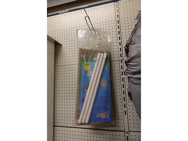 Volledige inhoud rek kampeergerief - afbeelding 3 van  11