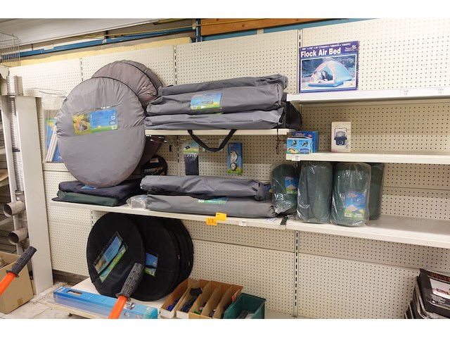 Volledige inhoud rek kampeergerief - afbeelding 1 van  11