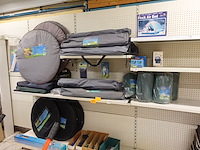 Volledige inhoud rek kampeergerief - afbeelding 1 van  11