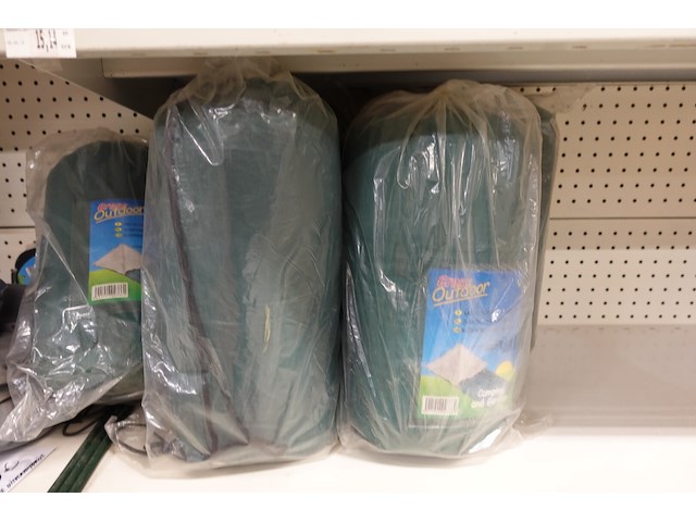 Volledige inhoud rek kampeergerief - afbeelding 6 van  11