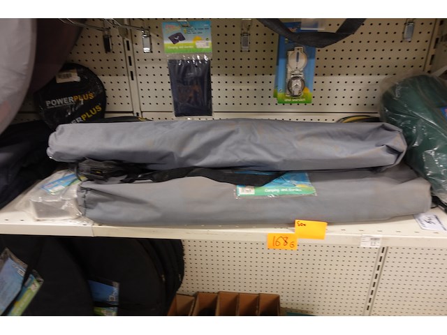 Volledige inhoud rek kampeergerief - afbeelding 8 van  11