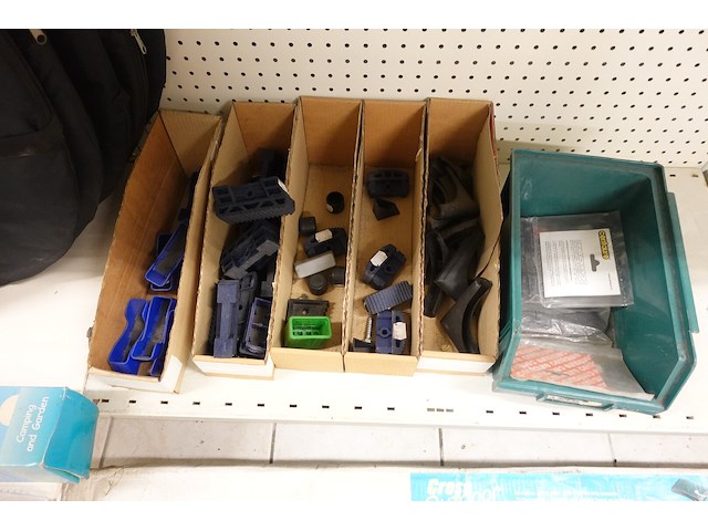 Volledige inhoud rek kampeergerief - afbeelding 9 van  11