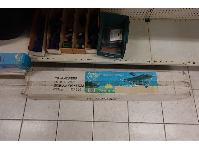 Volledige inhoud rek kampeergerief - afbeelding 10 van  11