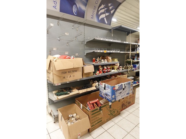 Volledige inhoud rek kerstgerief - afbeelding 1 van  12