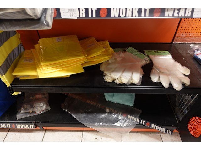 Volledige inhoud rek kledij - afbeelding 2 van  17