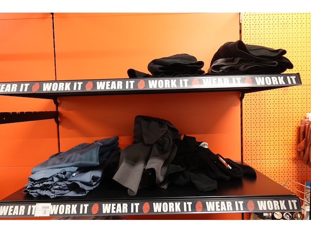 Volledige inhoud rek kledij - afbeelding 3 van  17