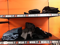 Volledige inhoud rek kledij - afbeelding 3 van  17